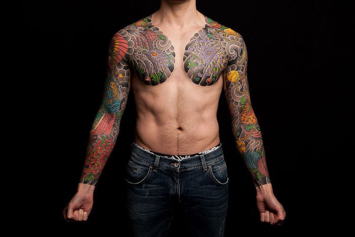 Ald školské tetovanie, muž s japonským tetovaním na rukách