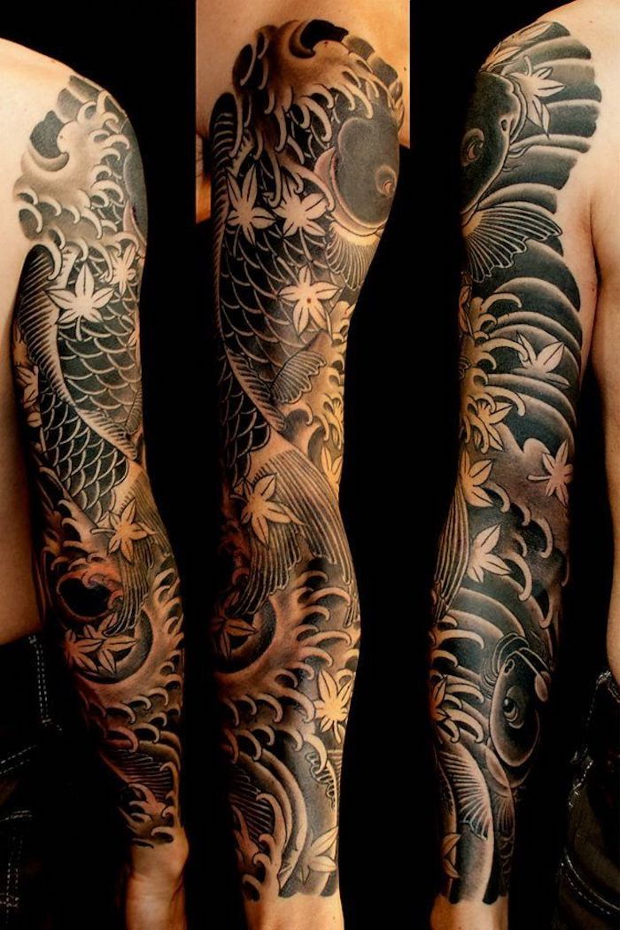 Staré tetovanie školy v čiernej a šedej farbe na celej ruke, rukáv tetovanie