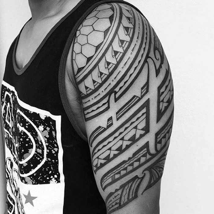 tetovanie štýlov, muž s tetovaním v čiernej a šedej na jeho rameno