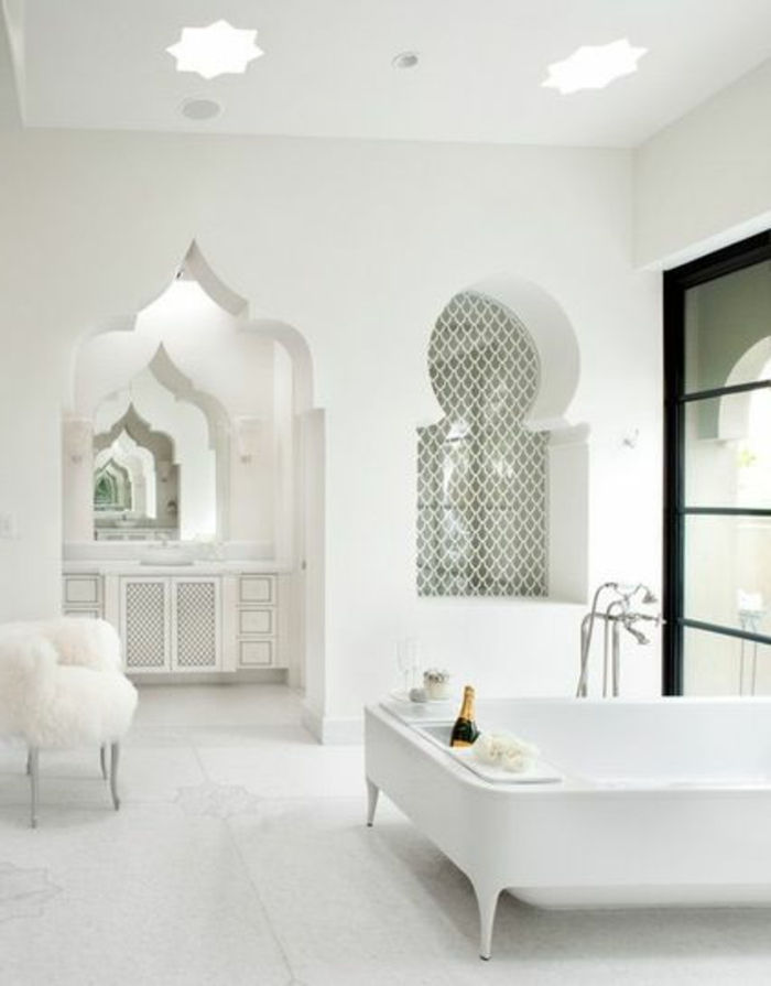 lampă orientală în baie design elegant baie în alb culoare perete decor cadă fotoliu tabel pufos de lux pur