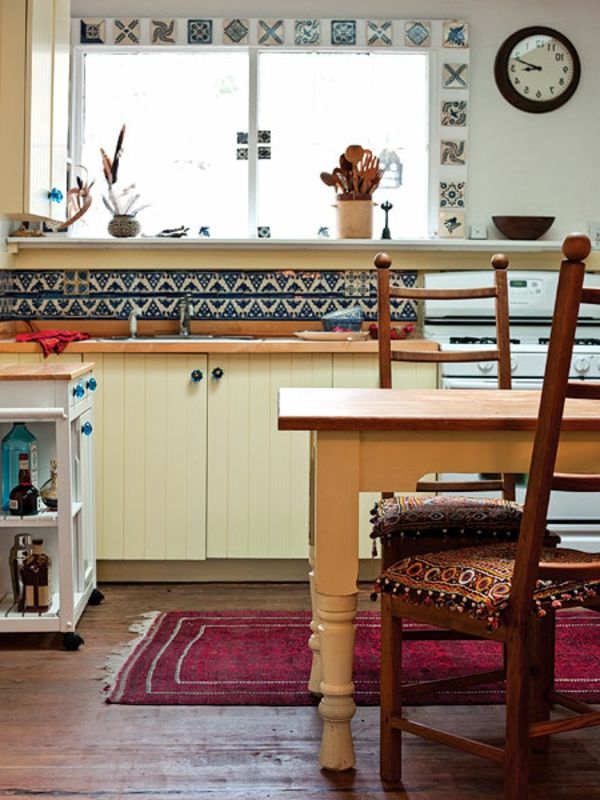 orientale-piastrelle-per-la-cucina-un tavolo in legno e un orologio da parete