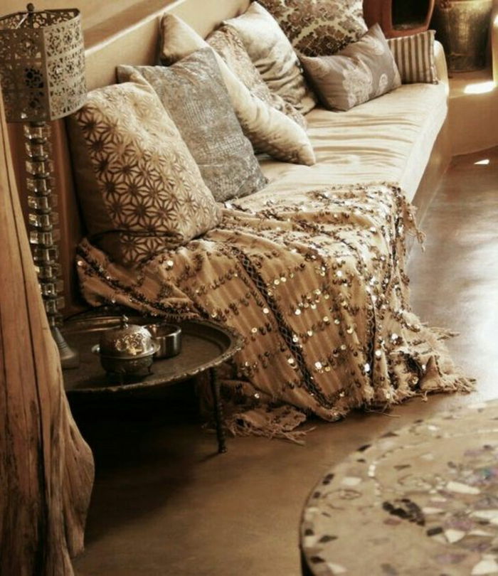 deco idei orientale pentru a proiecta canapea lucioasă pătură cu multe perne culori subtile în camera bej