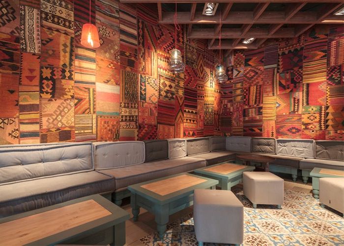 mobilier oriental perete decor tapiserie decoratiuni colorate pentru pereti mese scaune decor canapea