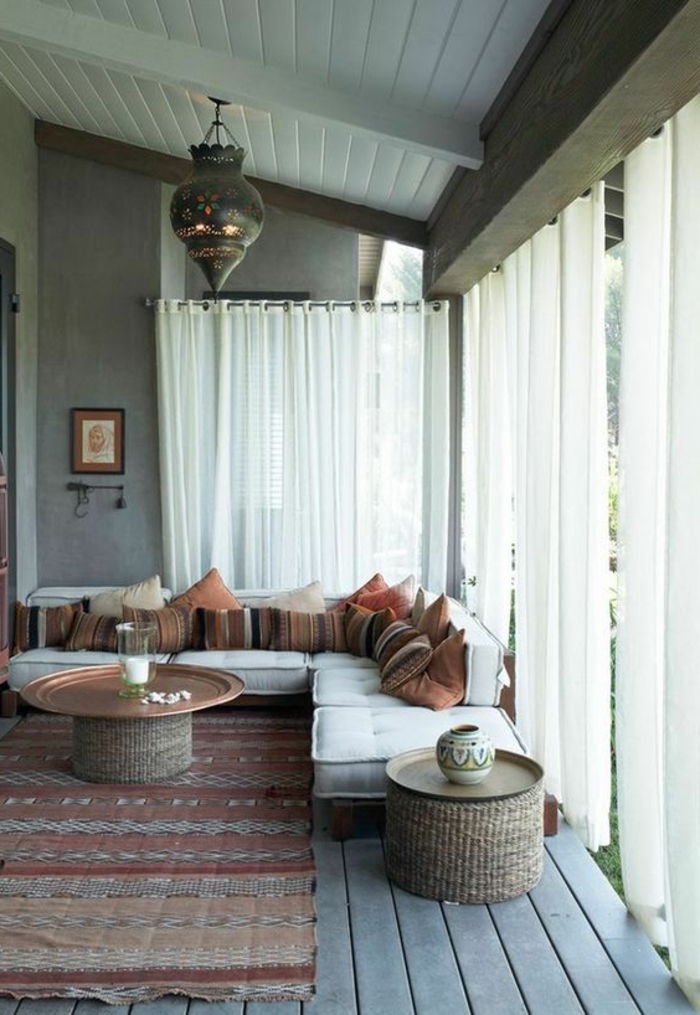 oriental cameră verandă perdele tavă masă de cafea canapea perne varietate decoratiuni imagine pe perete