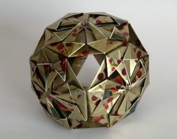 origami för jul - trevlig boll - bakgrund i vit färg