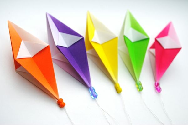 origami-till-jul-många-färgglada färger - bakgrund i vitt