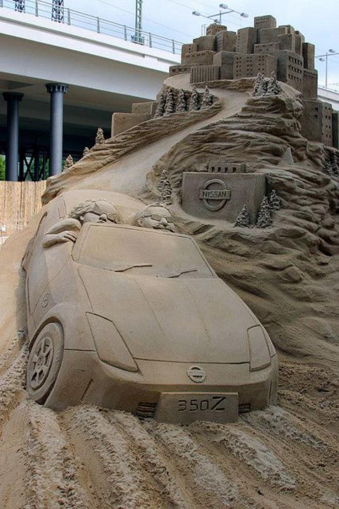 scultura originale di sabbia di auto Nissan on-the-track