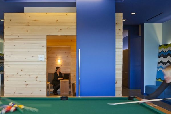 original-kantoorfaciliteiten houten wanden en-blauw-muren-combineren