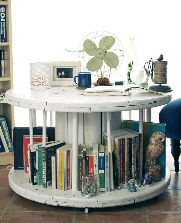 DIY konferenčný stolík z holtpule - biela farba, veľa kníh