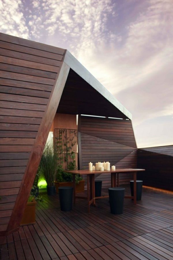 Terrasse design med treplater og lys