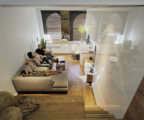original-hem-för-bostäder-elegant-levande-med-beige-möbler-familjen sitter på den stora soffan