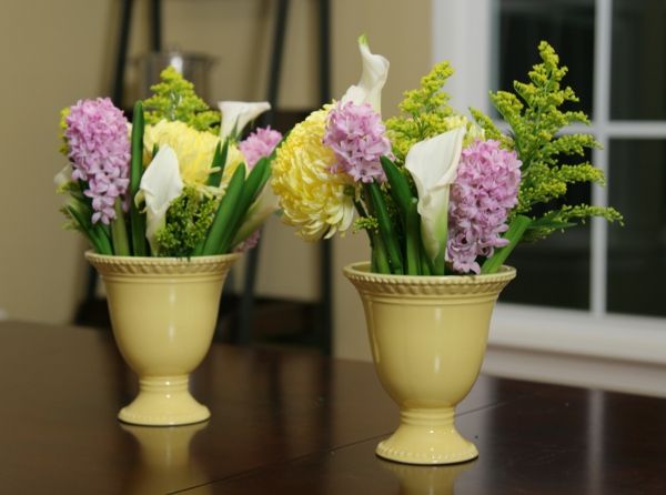 osterdeko tinker-tvåblomma-vaser-med-mycket-vackra-blommor