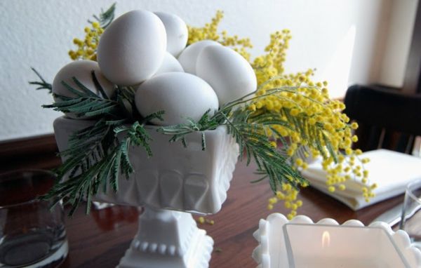 påsk-göra-själv-vackra-idé-ägg i vitt