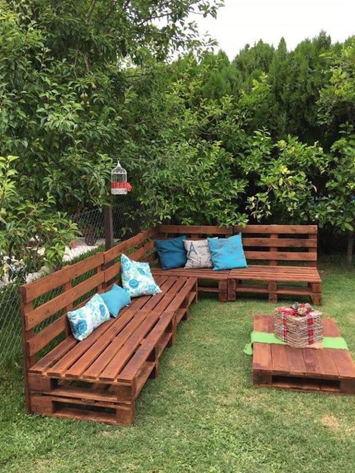 aceasta este o altă idee grozavă pentru mobilierul pentru paleți în aer liber și pentru mese în aer liber din europaleți vechi din banci din lemn cu perne albastre - mobilier de grădină