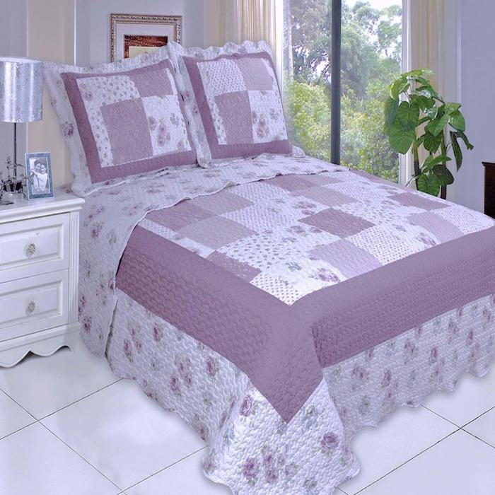 Kołdra w kolorze fioletowym w sypialni pary i zaopatrzona w fioletowe kwiaty