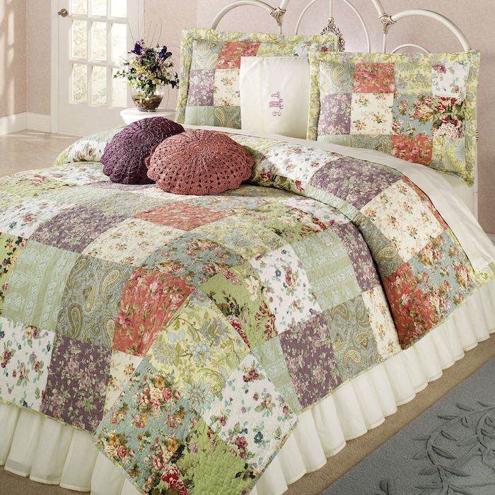 Szyć zielony fioletowy i biały patchwork koc i szydełkowe poduszki dla przytulnej atmosfery