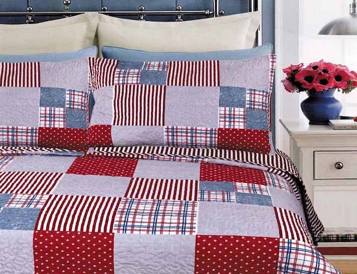 Kocyk patchworkowy szyty w trzech kolorach - szarym, czerwonym i niebieskim - piękny w sypialni