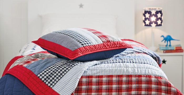 Szycie patchworku na pokój młodzieżowy - czerwone i niebieskie poduszki