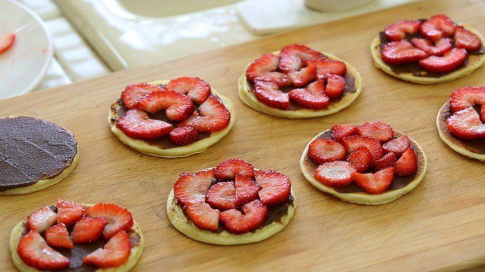 jordgubbar med choklad-och-pancake-