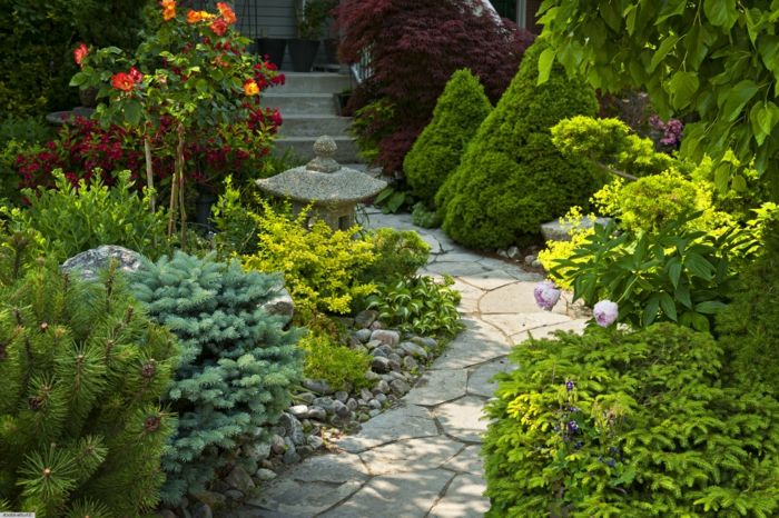 japonská záhradná socha cesta a mnoho rastlín - predná záhrada ľahko vyrobená