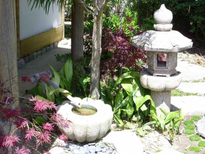 japonská záhrada s japonskými rastlinami a záhradným príslušenstvom - terénne záhradné postele