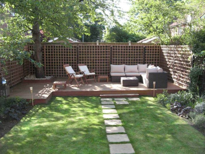 Záhradný nábytok, žalúzie v záhrade, anglický trávnik a stromy záhradný dizajn je ľahko čistiteľný