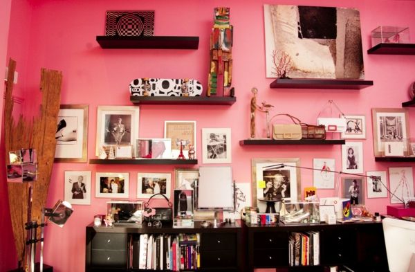ružové steny a veľa kníh na stenách