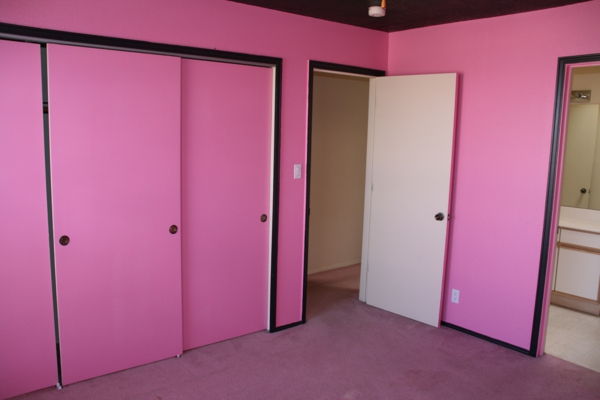 ružová stena-farebná izba bez nábytku-krásny vzhľad