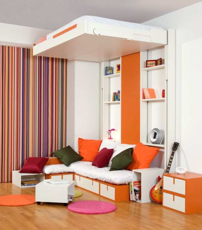 erdvę taupančios-baldai-oranžiniais akcentais