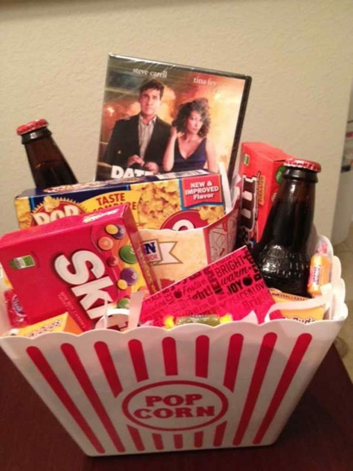 Vytvorte filmovú noc pre dva darčekové kôšky s pivom, popcorn a romantickým filmom
