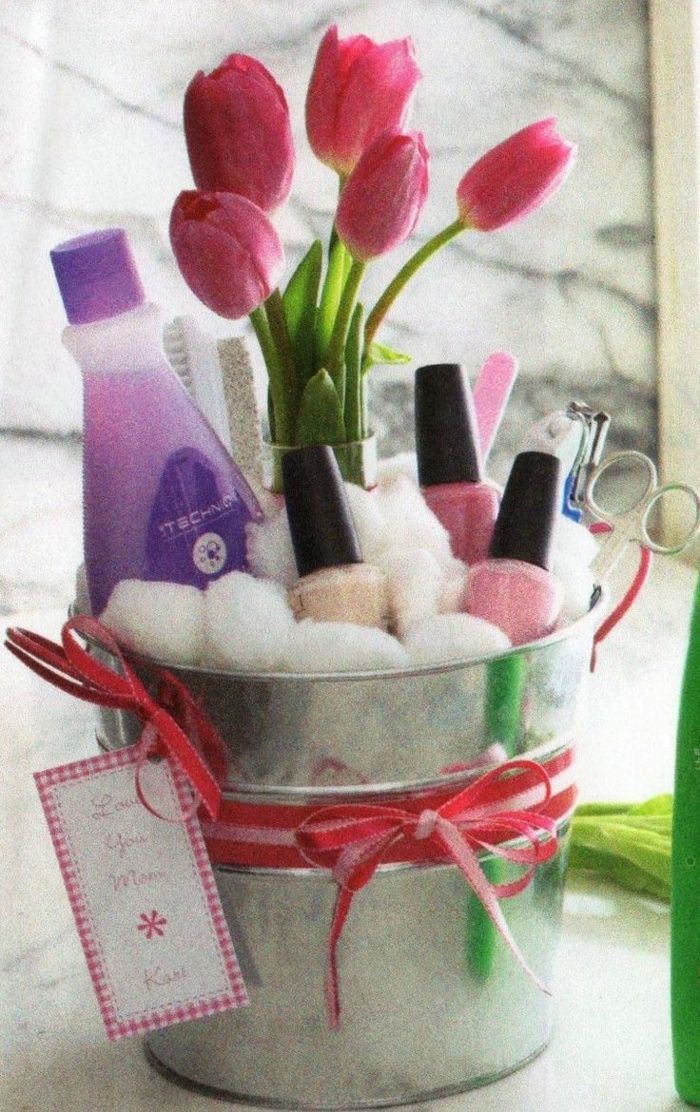 Deň matiek obsah darčekový kôš - doplnky na nechty a manikúru s čerstvými kvetmi