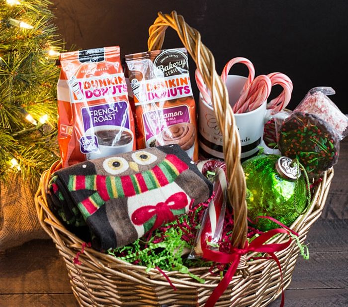 Vytvorte si vlastný košík so sladkosťami a teplým šálom na Vianoce