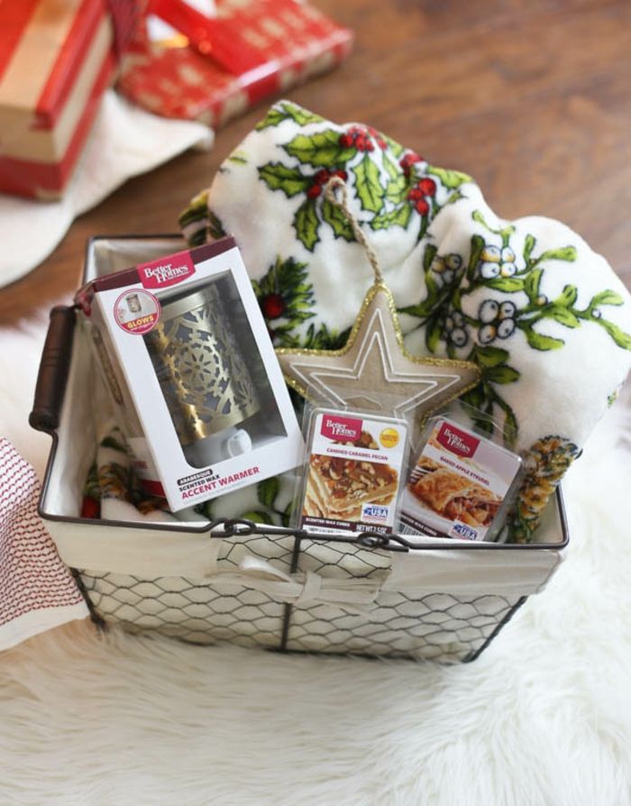 tkanina s vianočnými motívmi, sviečky a sladkosti - obsah darčekových kôp