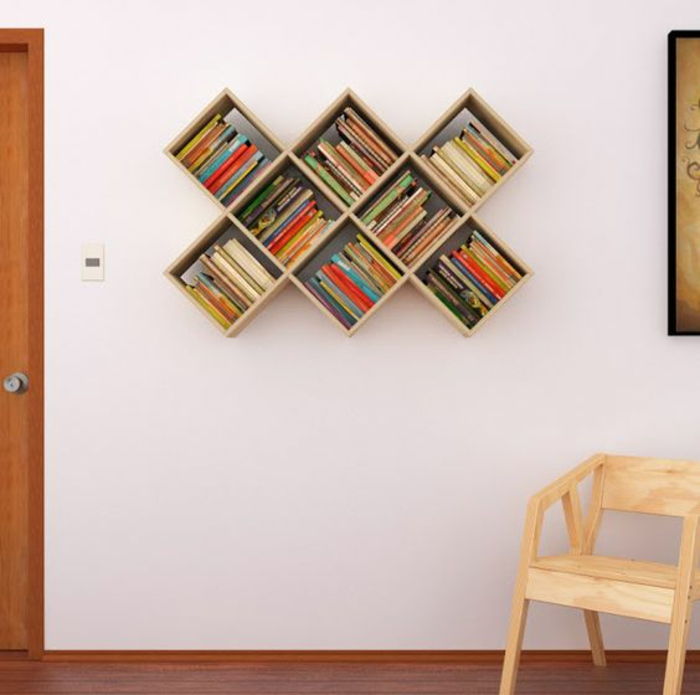 Regal-build kwadratowych ścian półki-z-drewna-wielu książek-chair-drzwi i białe ściany