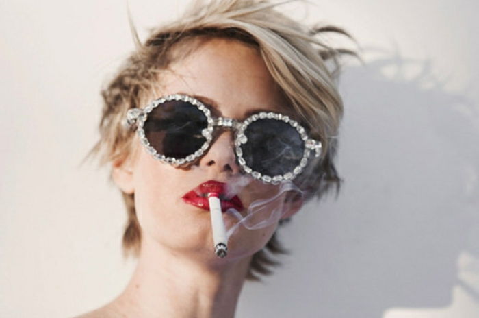 ochelari retro Rudne-formă-frumos-femeie-fumat