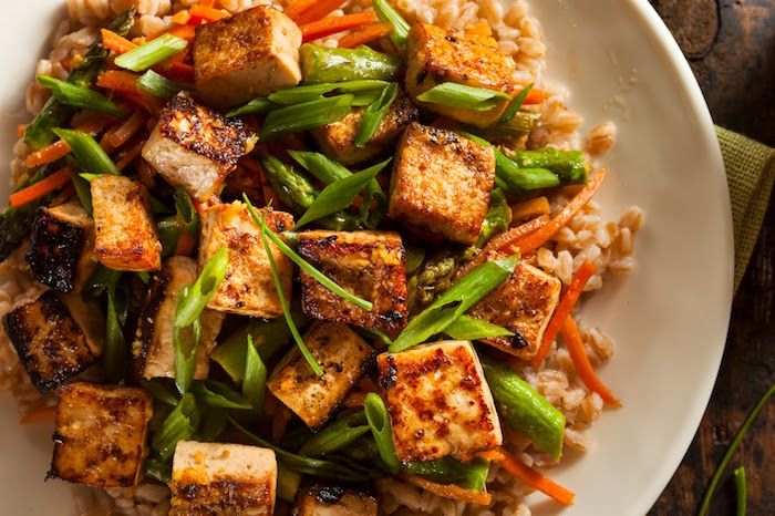 údené tofu s čerstvou zeleninou cibuľou petržlenová ryžová miska s mrkvou a uhorkami
