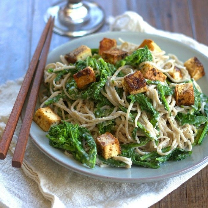 tofu jedlá, aby si cestoviny špagety so špenátom sójový krém a tofu syr exotické jedlo vegánske jedlo s poke jesť