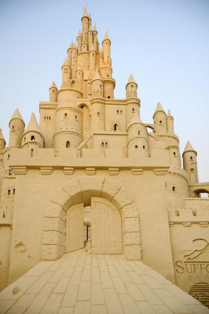enorme castello-fatto-da-sabbia