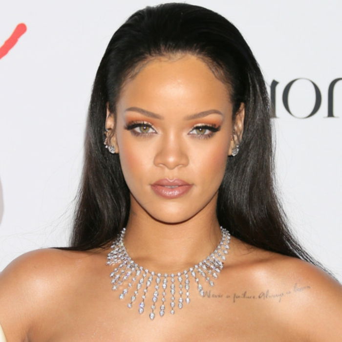 Włosy Rihanna - srebrny naszyjnik z zawieszkami, gładkie czarne włosy, stylowy wygląd