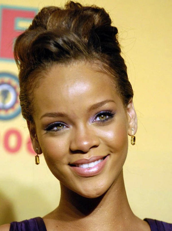 Rihanna ser så sympatisk ut med denna frisyr, updo frisyr med lockar - Rihanna hår
