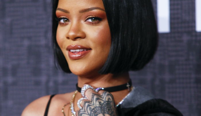 Włosy Rihanna, zgrabna fryzura z bobu, wiele pierścionków i czarny kołnierzyk