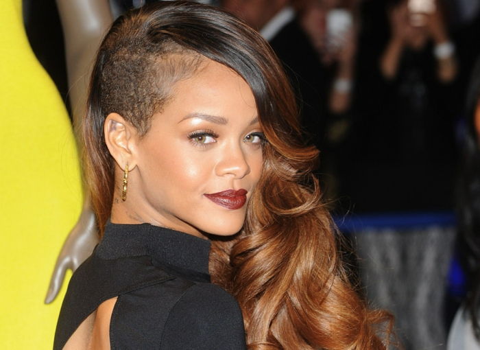 Rihannaens lockiga hår har vuxit lite - Rihanna hår