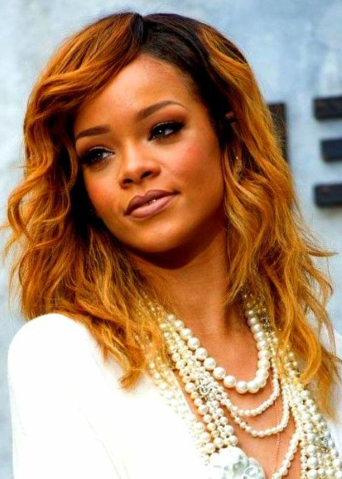 Drömlikt look på ansiktet av Rihanna - lockigt rött frisyr - Rihanna hår