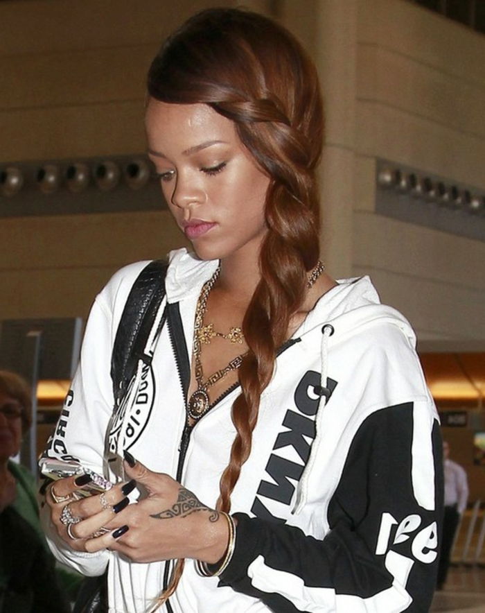 kurtka dresowa w kolorze czarno-białym - szpilka w kolorze czerwonym - fryzura Rihanna