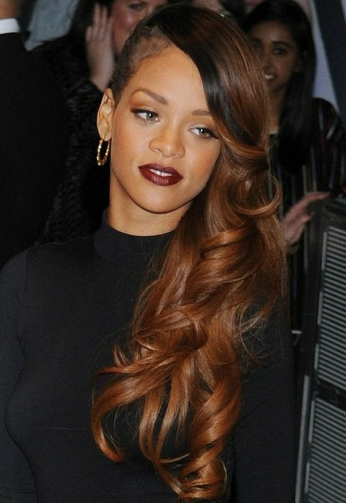 Fryzura Rihanna - długa z jednej strony, ogolona na drugiej w brązowym kolorze