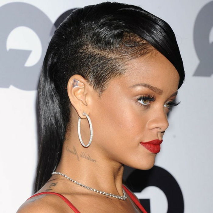 Podcięte w kolorze czarnym z czarnym kucykiem, srebrne kolczyki - fryzury Rihanna