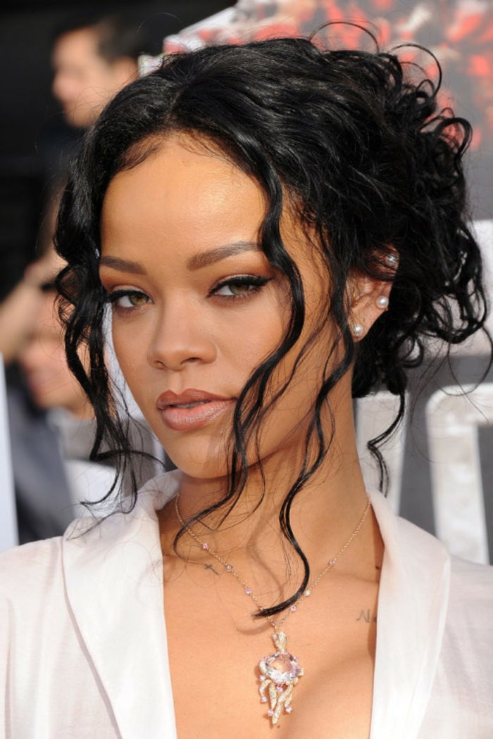 czarne włosy z swobodnie opadającymi lokami, poza tym updo fryzura - fryzura Rihanna