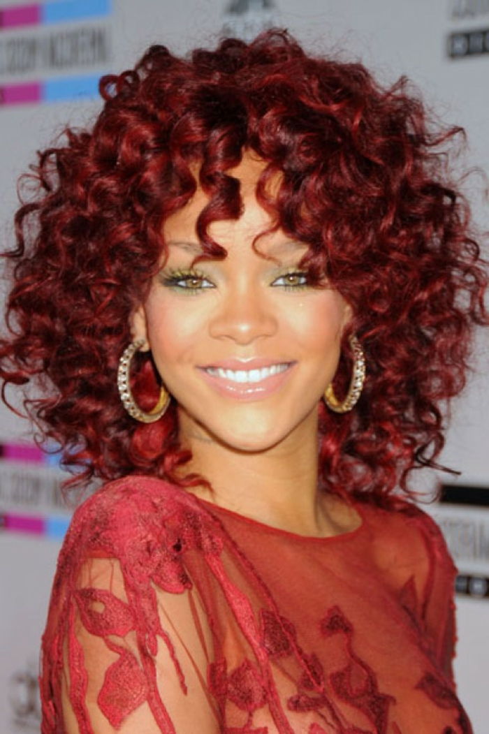 lockigt rött hår - den sista träffen av Rihanna - Rihanna frisyr