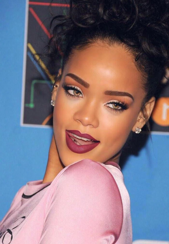 różowa sukienka updo fryzura z lokami, małe diamentowe kolczyki - fryzury Rihanna