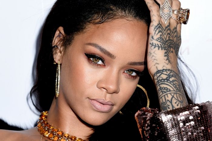 svart hår, guldörhängen och ett halsband med stenar, slät frisyr - Rihanna frisyr